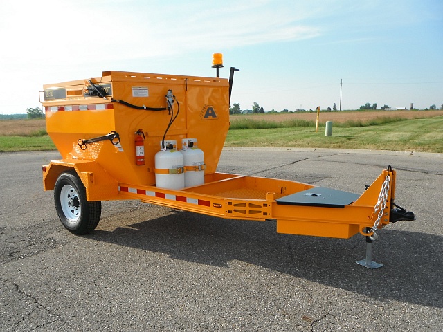 Термос-бункер рециклер на прицепе КМ 4000ТН для горячего асфальта